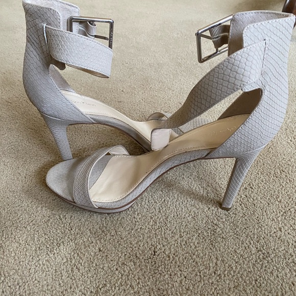 Calvin Klein ‘Vivian’ nude sandal. NEVER WORN. - Picture 4 of 6